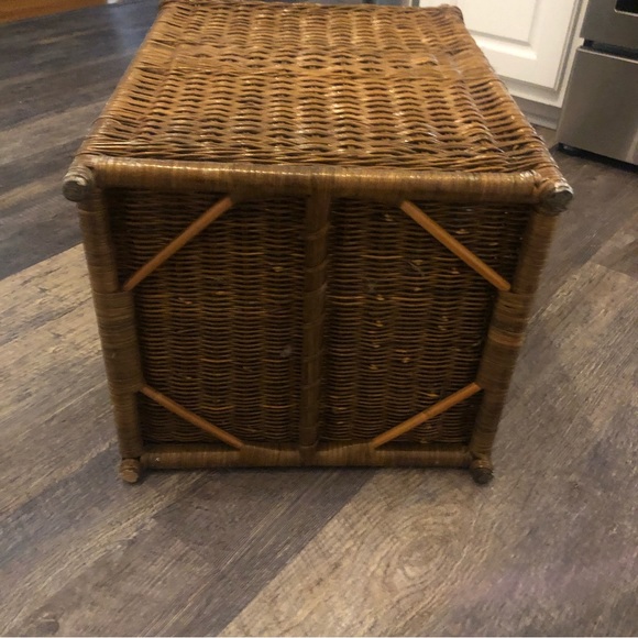 Vintage Medium Brown Wicker Basket with hinged lid. Storage Hamper Garbage Bin - Picture 12 of 15